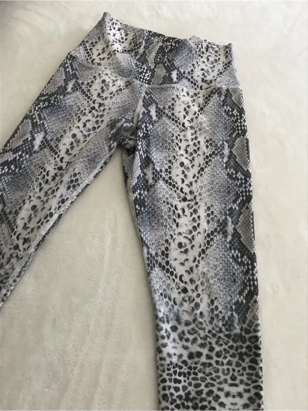 NEW EVOLUTION AND CREATION SNAKESKIN CAPRI LEGGINGS GRAY/WHITE/CREAM/TAUPE SZ M